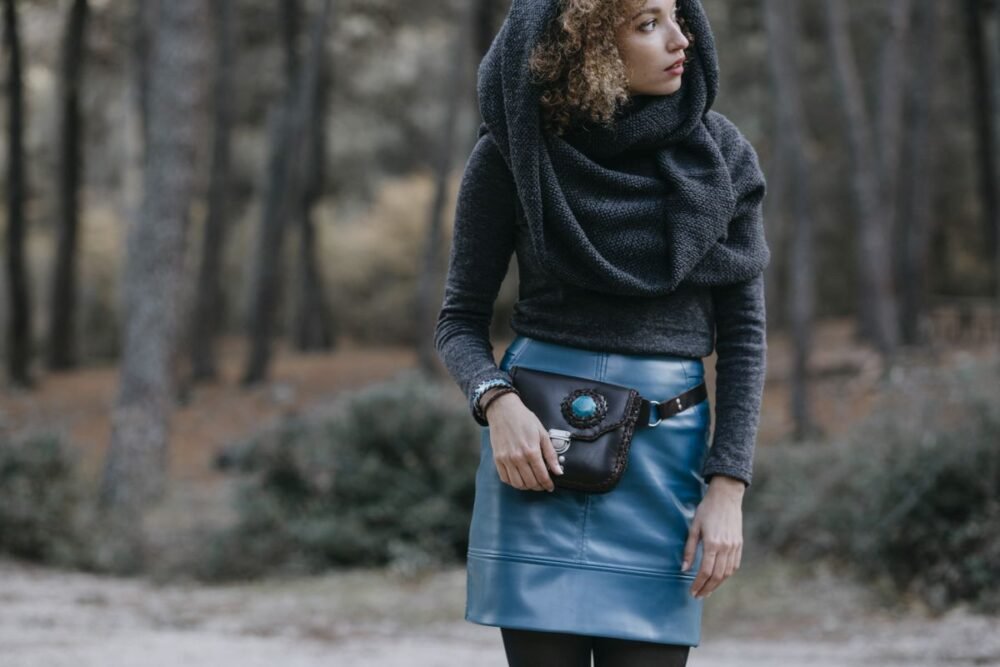 riñonera de cuero artesanal boho estilo vintage maletin regalo para mujer bolso de mujer de piel bolsos originales hecho en españa cuero español artesania de lujo bolso baguette azul y rojo granate de cuero hecha a mano cartera de piel cosida a mano artesania clutch de animal print estampado de serpiente bolso boho de piel hecho a mano bolso de cuero negro con flecos bandolera de mujer bolsos de moda cartera de piel estilo original moda hecho en españa cartera de piel cartera de serpiente monedero de cuero moda española hecho en madrid diseño original estilo boho carteras bohemias leopardo leopard bolso animal print de leopardo