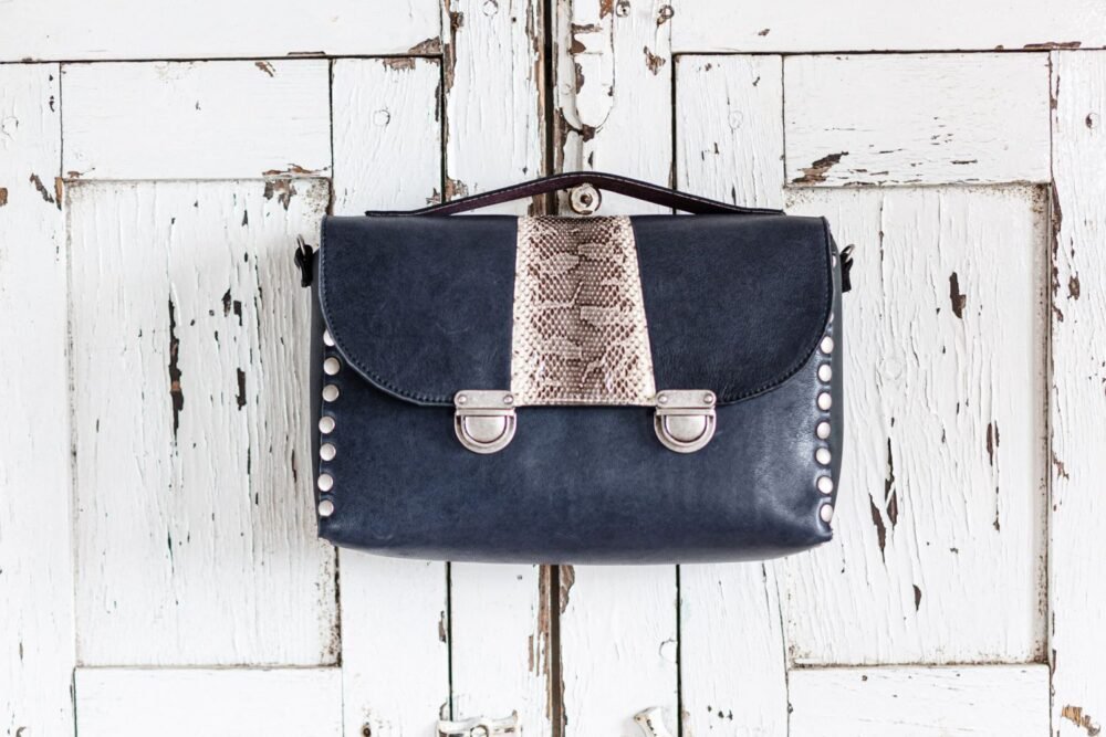 marca española leonika baul de cuero azul estilo vintage maletin de animal print hecho en españa cuero español artesania de lujo riñonera de cuero hecha a mano cartera de piel cosida a mano artesania clutch de animal print estampado de serpiente bolso boho de piel hecho a mano bolso de cuero negro con flecos bandolera de mujer bolsos de moda cartera de piel estilo original moda hecho en españa cartera de piel cartera de serpiente monedero de cuero moda española hecho en madrid diseño original estilo boho carteras bohemias leopardo leopard bolso animal print de leopardo