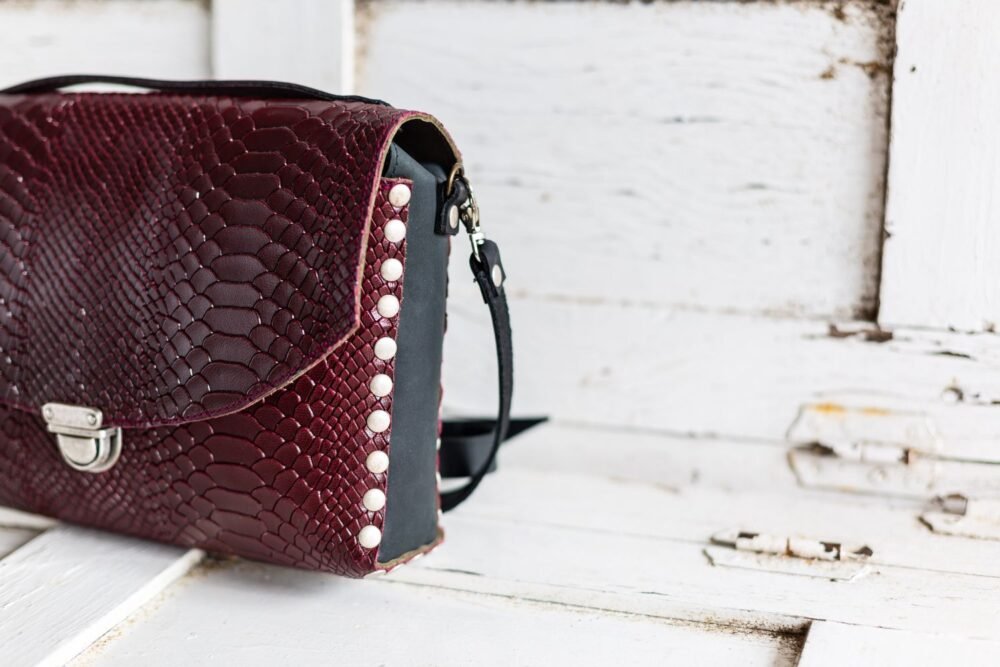 baul de cuero rojo granate estilo vintage y animal print maletin de animal print hecho en españa cuero español artesania de lujo riñonera de cuero hecha a mano cartera de piel cosida a mano artesania clutch de animal print estampado de serpiente bolso boho de piel hecho a mano bolso de cuero negro con flecos bandolera de mujer bolsos de moda cartera de piel estilo original moda hecho en españa cartera de piel cartera de serpiente monedero de cuero moda española hecho en madrid diseño original estilo boho carteras bohemias leopardo leopard bolso animal print de leopardo