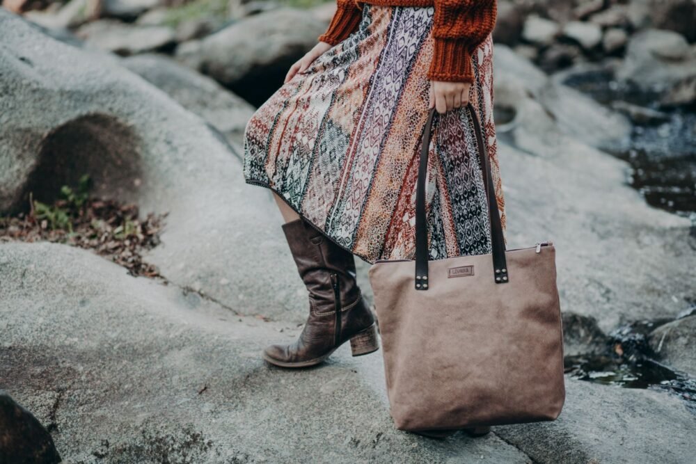 tote de cuero , bolso con capacidad artesanal, bolso de moda marron estilo boho, bolso barato , bandolera original , regalo para mujer