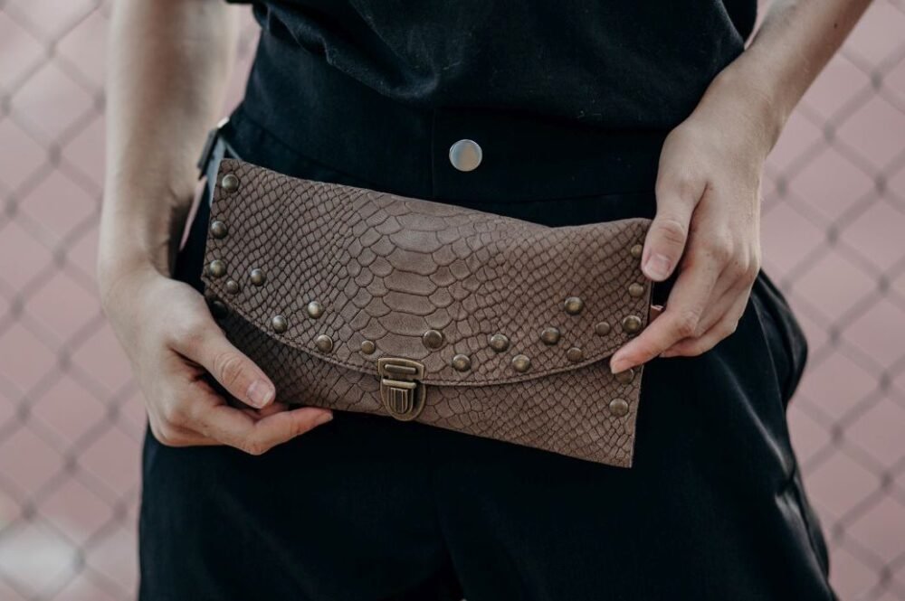riñonera de piel de moda , artesania hecha en españa cartera urbana