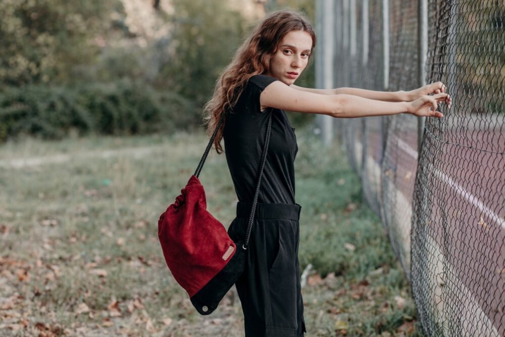mochila-de-cuero-roja-backpack-rustick-spanish-leather-leather-sop-cuero-negro leonika piel