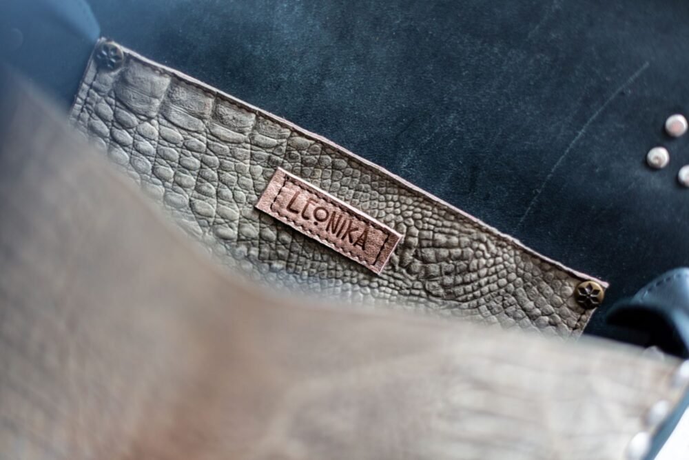 marca española leonika baul de cuero azul estilo vintage maletin de animal print hecho en españa cuero español artesania de lujo riñonera de cuero hecha a mano cartera de piel cosida a mano artesania clutch de animal print estampado de serpiente bolso boho de piel hecho a mano bolso de cuero negro con flecos bandolera de mujer bolsos de moda cartera de piel estilo original moda hecho en españa cartera de piel cartera de serpiente monedero de cuero moda española hecho en madrid diseño original estilo boho carteras bohemias leopardo leopard bolso animal print de leopardo