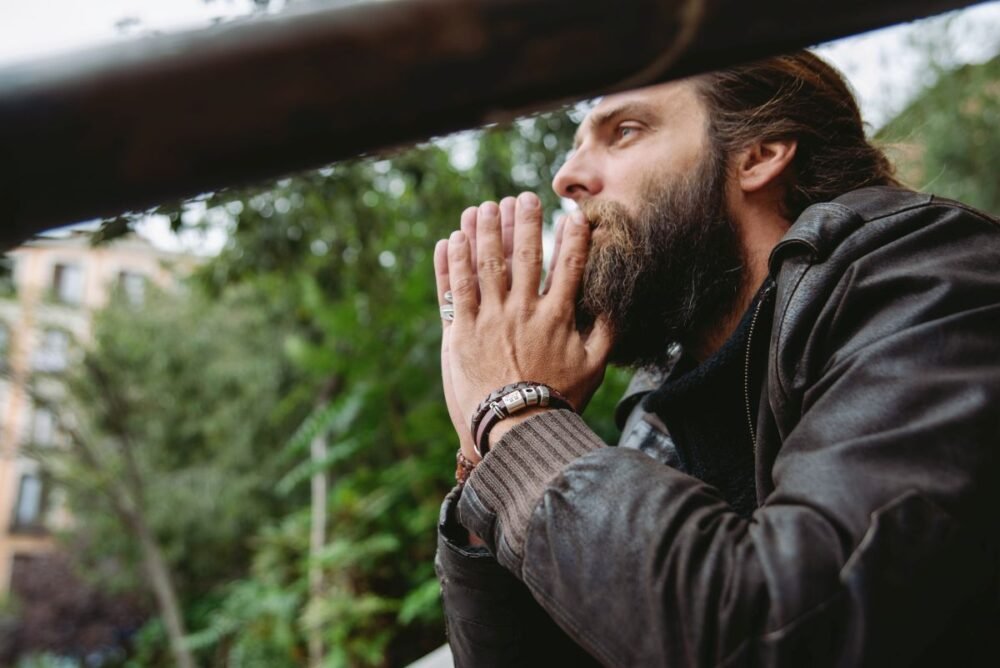 street style hecho en madrid pulsera de zamak pulsera de cuero pulsera de hombre pulsera de moda hecho a mano brazalete de piel de serpiente pulsera de serpiente blanca complementos de hombre regalo perfecto regalo original navidad dia del padre artesania de lujo