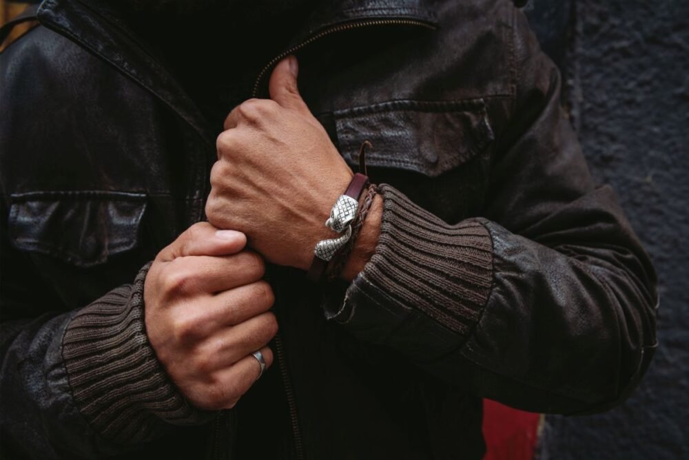 pulsera de cuero estilo moter , pulsera de hombre pulsera de moda hecho a mano brazalete de piel de serpiente pulsera de serpiente blanca complementos de hombre regalo perfecto regalo original navidad dia del padre artesania de lujo
