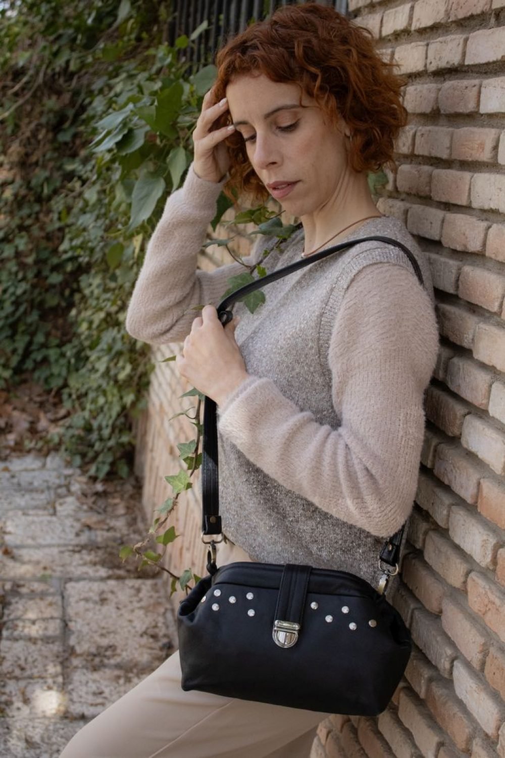 bolso piel negra, bolso negro artesano, bolso rockero con tachuelas, bolso con boquilla, bolso cuero artesanal, bolso hecho en madrid, moda española, bolso hecho a mano Leonika (2)