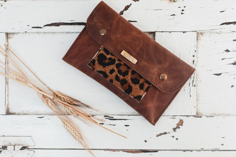 monedero artesanal de piel, cartera de piel marrón animal print Leonikapiel, Monedero Artesano de cuero para Mujer Leonika