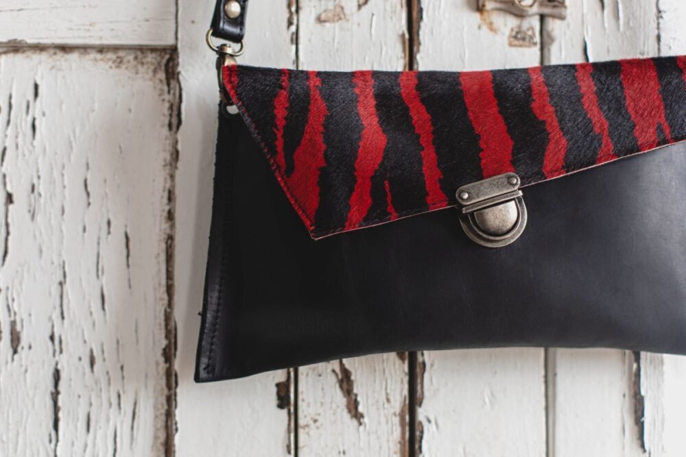 bolso cebra roja hecho a mano, bolso artesano cebra roja, bolso sobre negro y rojo, cartera de mano roja y negra leonika