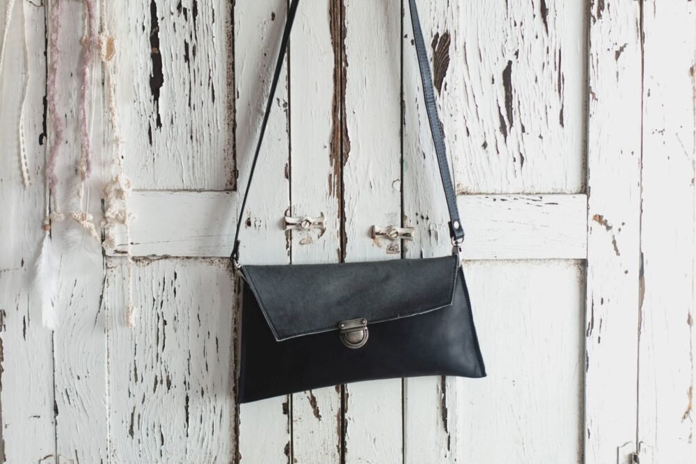 Bolso Cuero Negro y Gris Hecho a Mano, Bolso Sobre Pequeño Negro de Mujer, Bolso Sobre Artesano, Cartera de Mano Gris Leonika