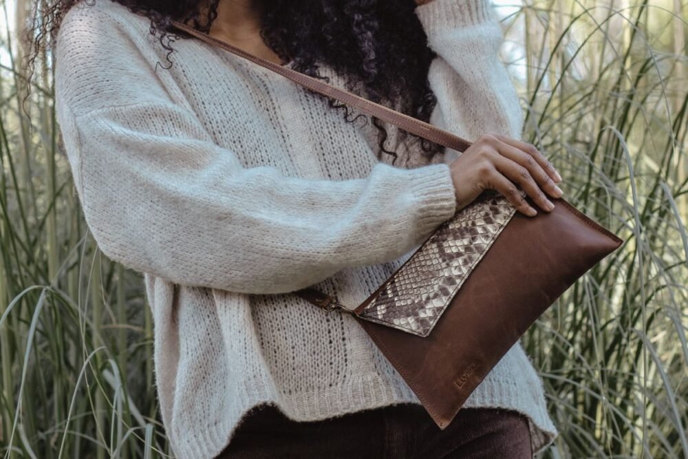 Bolso Marrón y Serpiente, Bolso Pequeño Artesano y Pitón, Bolso Sobre Artesano, Cartera de Mano Marron y Pitón Leonika