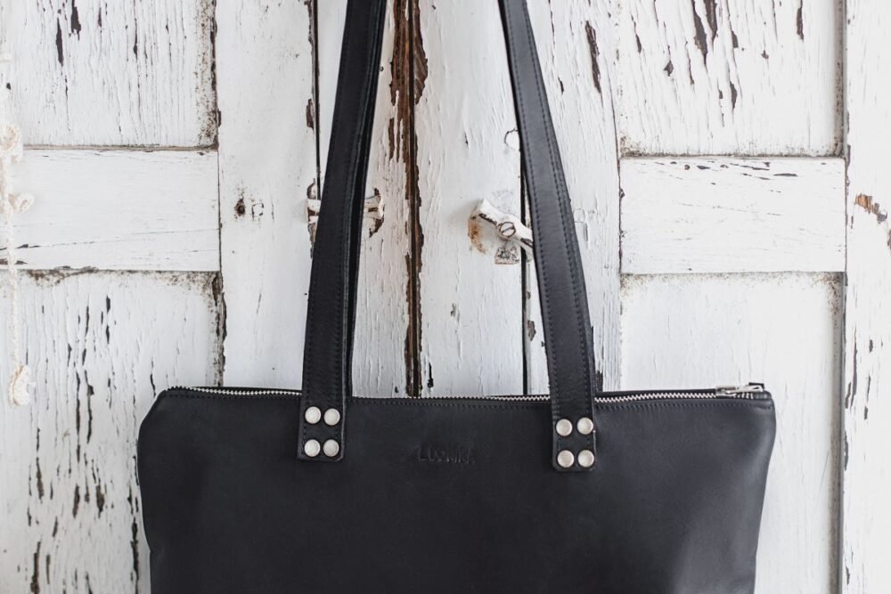Bolso Tote Bag Negro Tote Bag Artesano Hecho en Madrid Bolso de Cuero Hecho a Mano en Espana Bandolera Negra de Piel Leonika