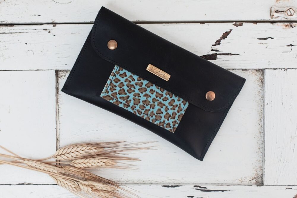 monedero artesano de piel, cartera de piel negra animal print Leonikapiel, Monedero Artesano de cuero para Mujer Leonika (3).jp