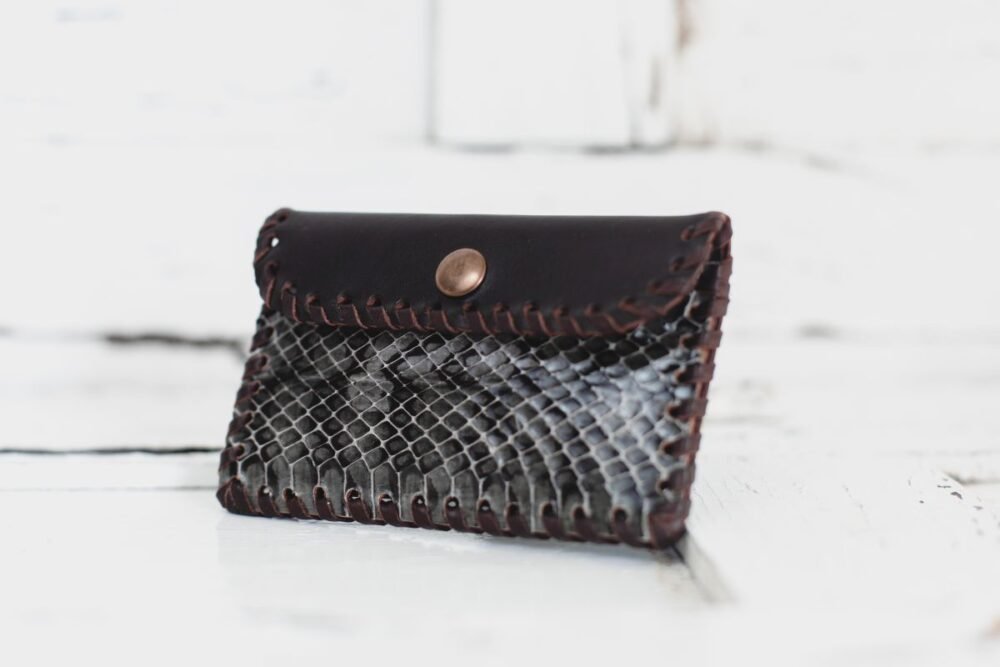 monedero artesano serpiente gris, Monedero pequeño Piel Gris para Hombre, Monedero Pequeño de cuero Leonika Piel, monedero hecho en España, Artesania de España (3)
