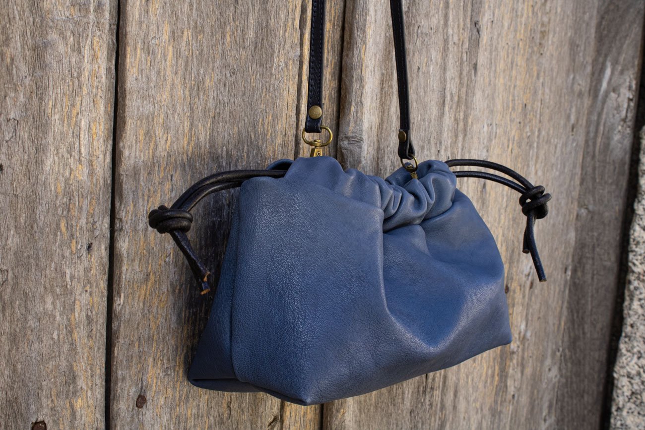 bolso fruncido azul, bolso azul pequeño, bolso artesano azul, bolso azul hecho a mano leonika piel (1)