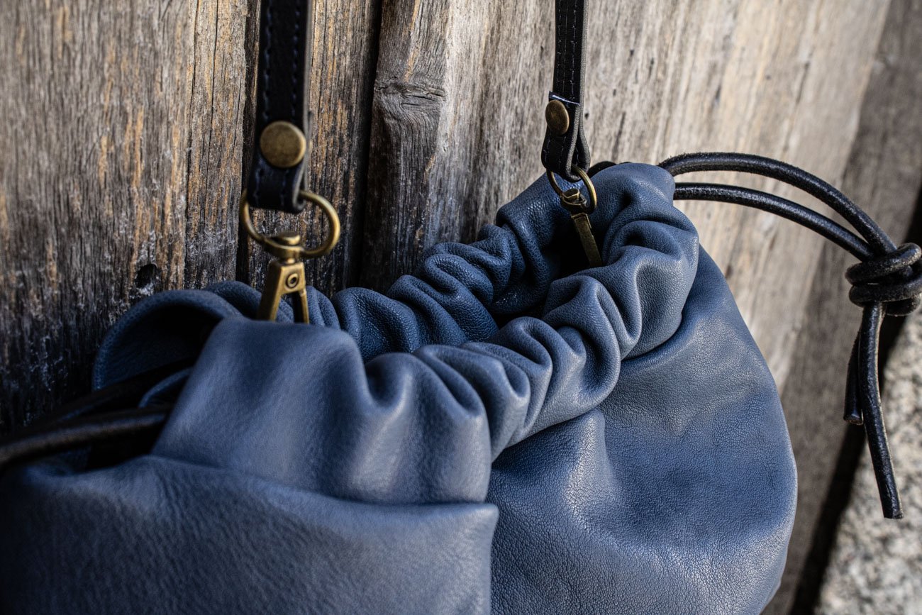 bolso fruncido azul, bolso azul pequeño, bolso artesano azul, bolso azul hecho a mano leonika piel (1)