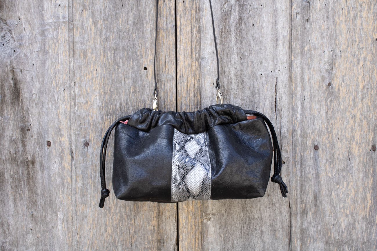 bolso fruncido negro, bolso negro pequeño, bolso artesano negro, bolso negro hecho a mano leonika piel (1)