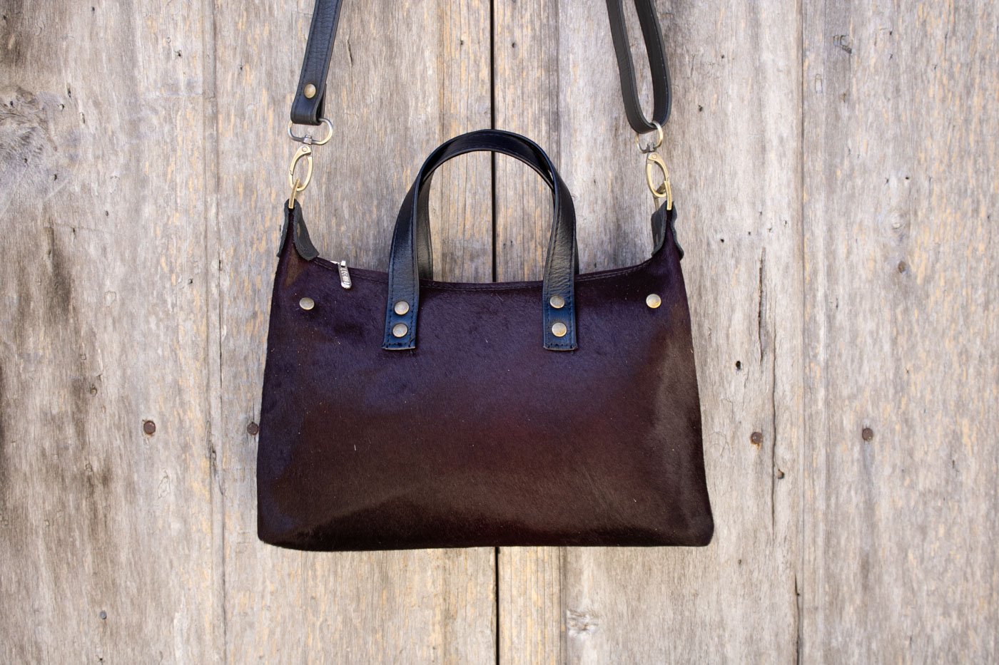 bolso granate de piel, bolso granate con pelo artesano, bolso artesano granate hecho en madrid, bolso negro de piel artesano leonika piel