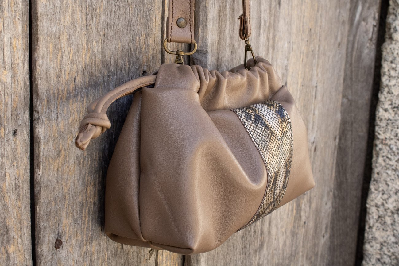 bolso fruncido beige, bolso beige pequeño, bolso artesano beige, bolso animal print hecho a mano leonika piel (3)