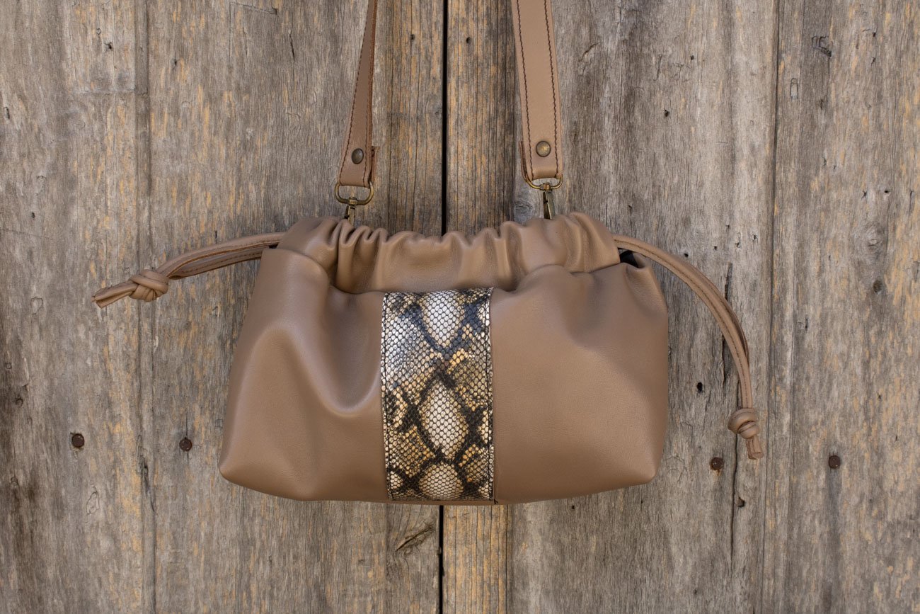 bolso fruncido beige, bolso beige pequeño, bolso artesano beige, bolso animal print hecho a mano leonika piel (3)