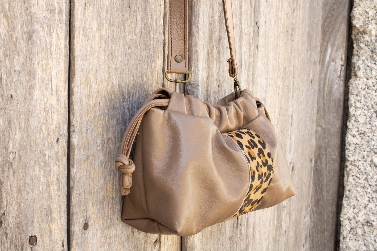 bolso fruncido leopardo, bolso leopardo pequeño, bolso artesano leopardo, bolso animal print hecho a mano leonika piel (4)