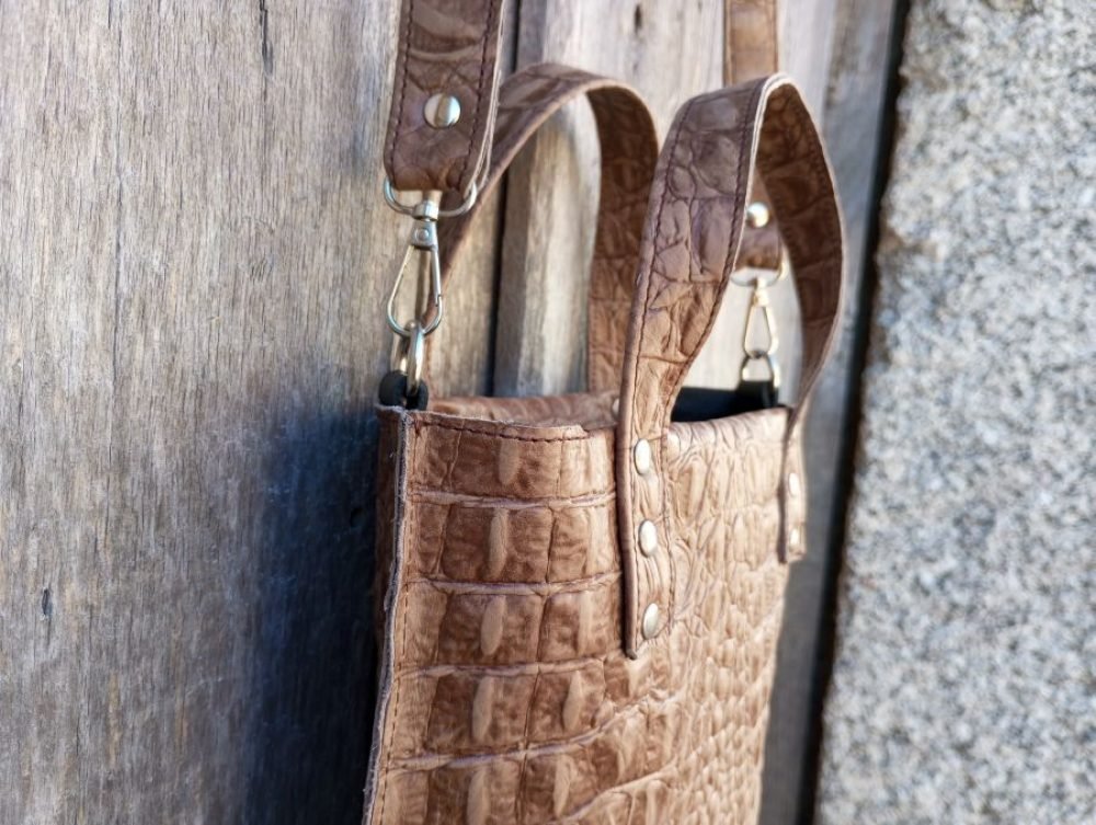 bolso cocodrilo, bolso imitacion caiman, bolso cocodrilo artesanal, bolso cuero artesanal, bolso animal print, bolso boho, bolso hecho en madrid, tienda de cuero leonika (23)
