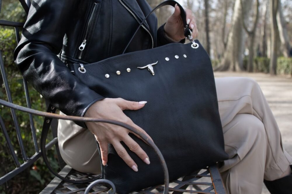 Bolso Cuero Negro Artesano, Bolso Negro de Piel, Bolso Negro con Vaca, Bolso Negro Piel y Metal Leonika Piel, Bolso Hecho en Madrid, Artesania Madrid Leonika (2)