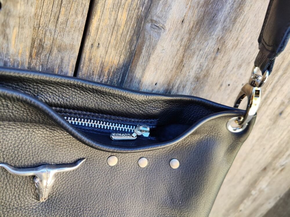 Bolso Cuero Negro Artesano, Bolso Negro de Piel, Bolso Negro con Vaca, Bolso Negro Piel y Metal Leonika Piel, Bolso Hecho en Madrid, Artesania Madrid Leonika