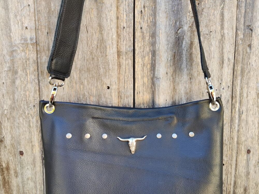 Bolso Cuero Negro Artesano, Bolso Negro de Piel, Bolso Negro con Vaca, Bolso Negro Piel y Metal Leonika Piel, Bolso Hecho en Madrid, Artesania Madrid Leonika
