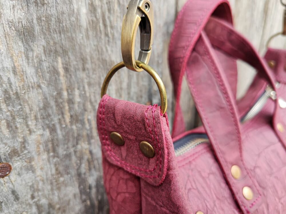 bolso berenjena, bolso baguette piel berenjena, bolso vintage, bolso morado artesano, bolso cuero artesanal, bolso hecho en madrid, moda española, bolso hecho a mano Leonika