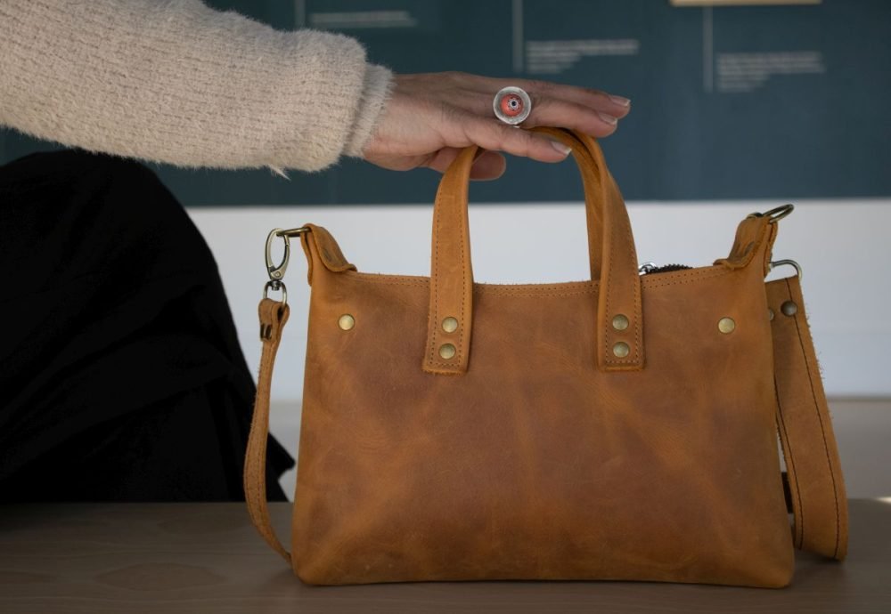 bolso marrón artesano, bolso pequeño marrón, bolso de piel vintage, bolso de cuero artesanal, bolso hecho en madrid, moda española artesana leonika piel