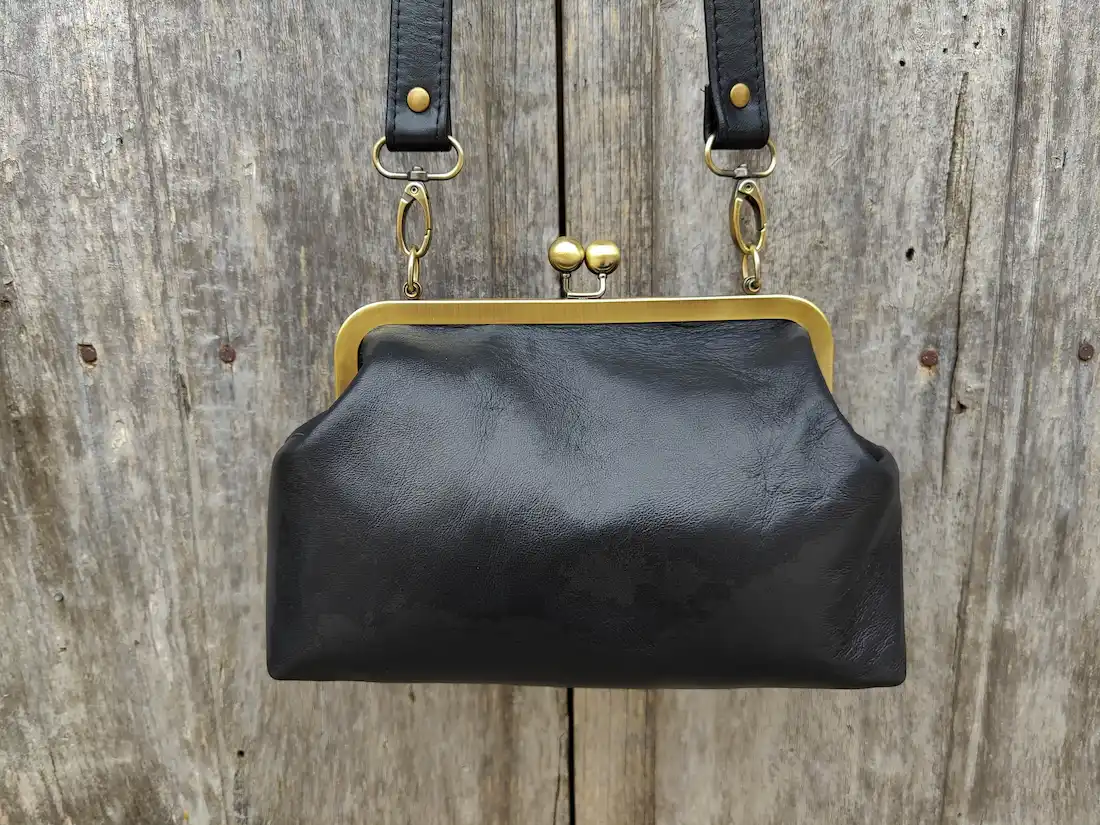 Bolso negro boquilla artesano hecho en Madrid - Leonika Piel
