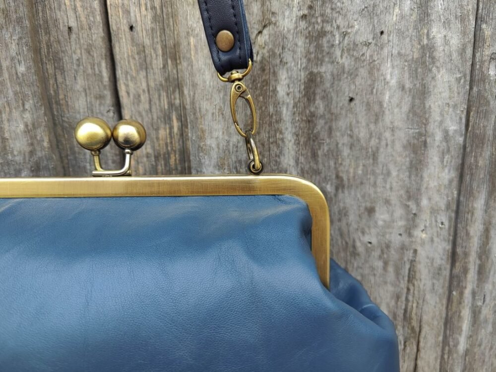 Bolso Piel Azul, Bolso Azul Artesano, Bolso Boquilla, Bolso Pequeño, Bolso Cuero Artesanal, Bolso Hecho en Madrid, Moda Española, Bolso Hecho a Mano Leonika