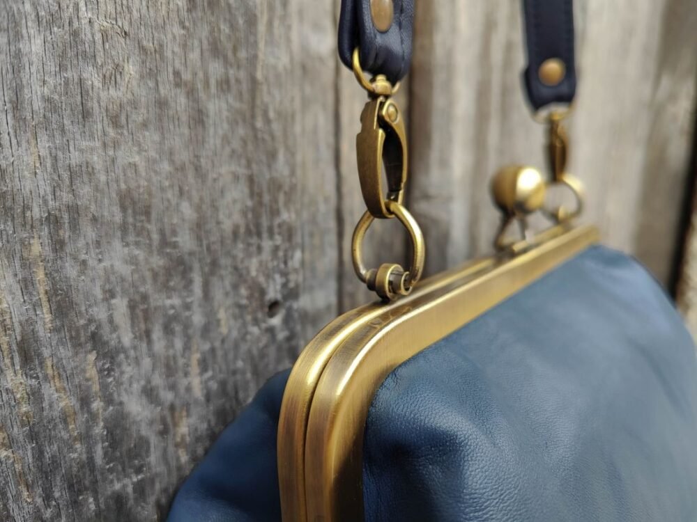 Bolso Piel Azul, Bolso Azul Artesano, Bolso Boquilla, Bolso Pequeño, Bolso Cuero Artesanal, Bolso Hecho en Madrid, Moda Española, Bolso Hecho a Mano Leonika