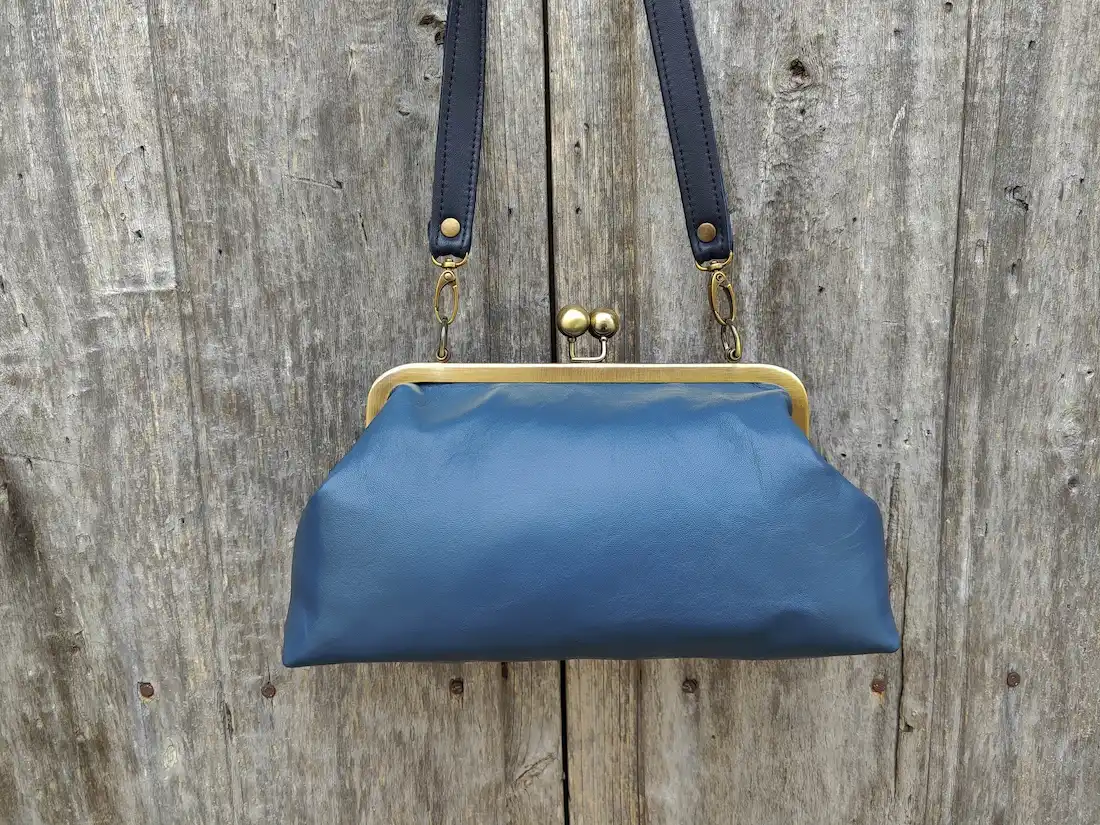 Bolso piel azul claro artesanal hecho en Madrid - Leonika Piel