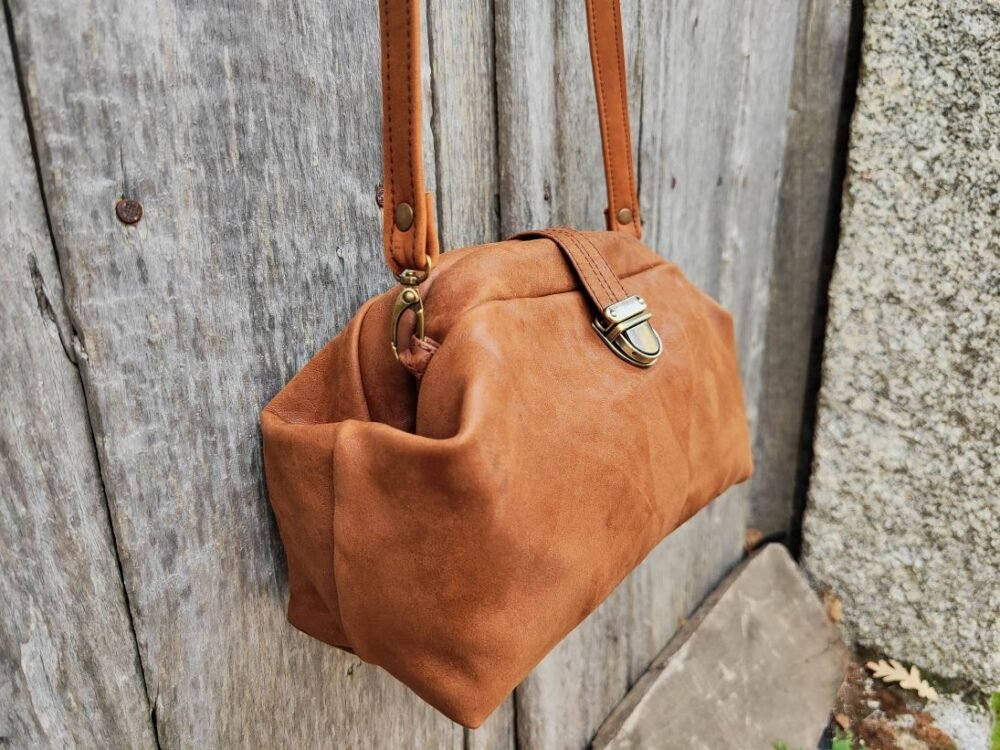 Bolso Piel Marrón, Bolso Marrón Artesano, Bolso Rockero con Tachuelas, Bolso con Boquilla, Bolso Cuero Artesanal, Bolso Hecho Madrid, Moda Española Leonika