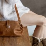 Bolso Piel Marrón, Bolso Marrón Artesano, Bolso Rockero con Tachuelas, Bolso con Boquilla, Bolso Cuero Artesanal, Bolso Hecho Madrid, Moda Española Leonika