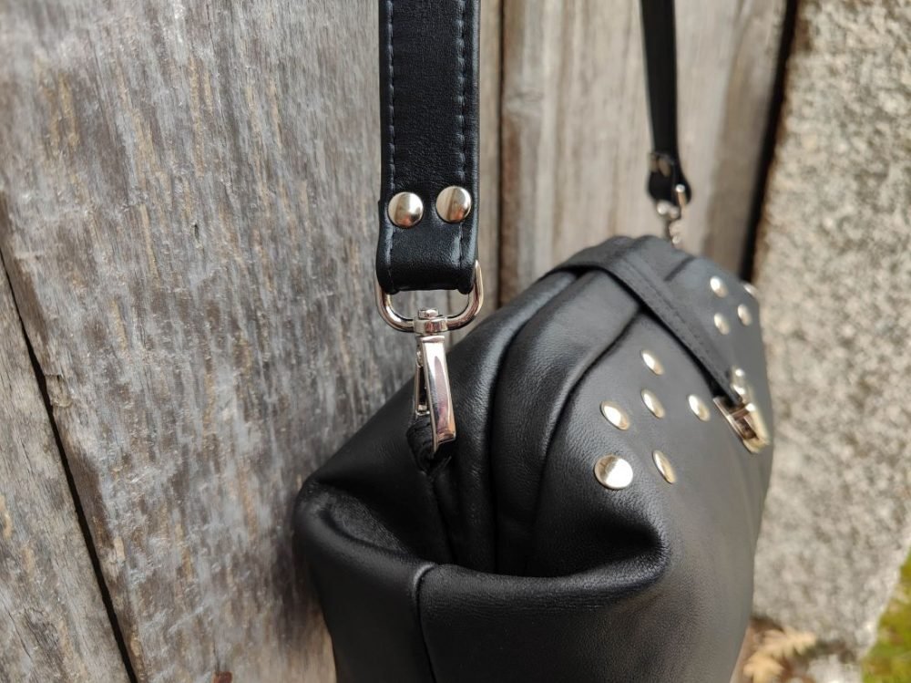 Bolso Piel negro Tachuelas, Bolso Negro Artesano, Bolso Rockero Tachuelas, Bolso Boquilla, Bolso Cuero Artesano Bolso Hecho Madrid, Moda Española Leonika