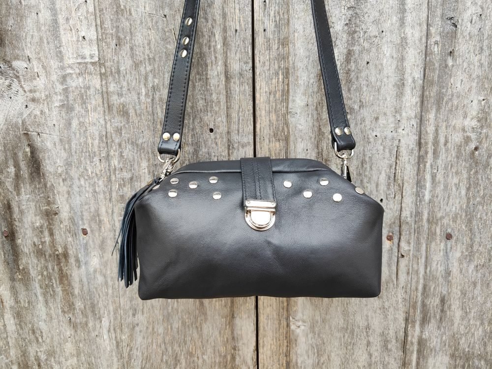 bolso piel negra, bolso negro artesano, bolso rockero con tachuelas, bolso con boquilla, bolso cuero artesanal, bolso hecho en madrid, moda española, bolso hecho a mano Leonika (2)