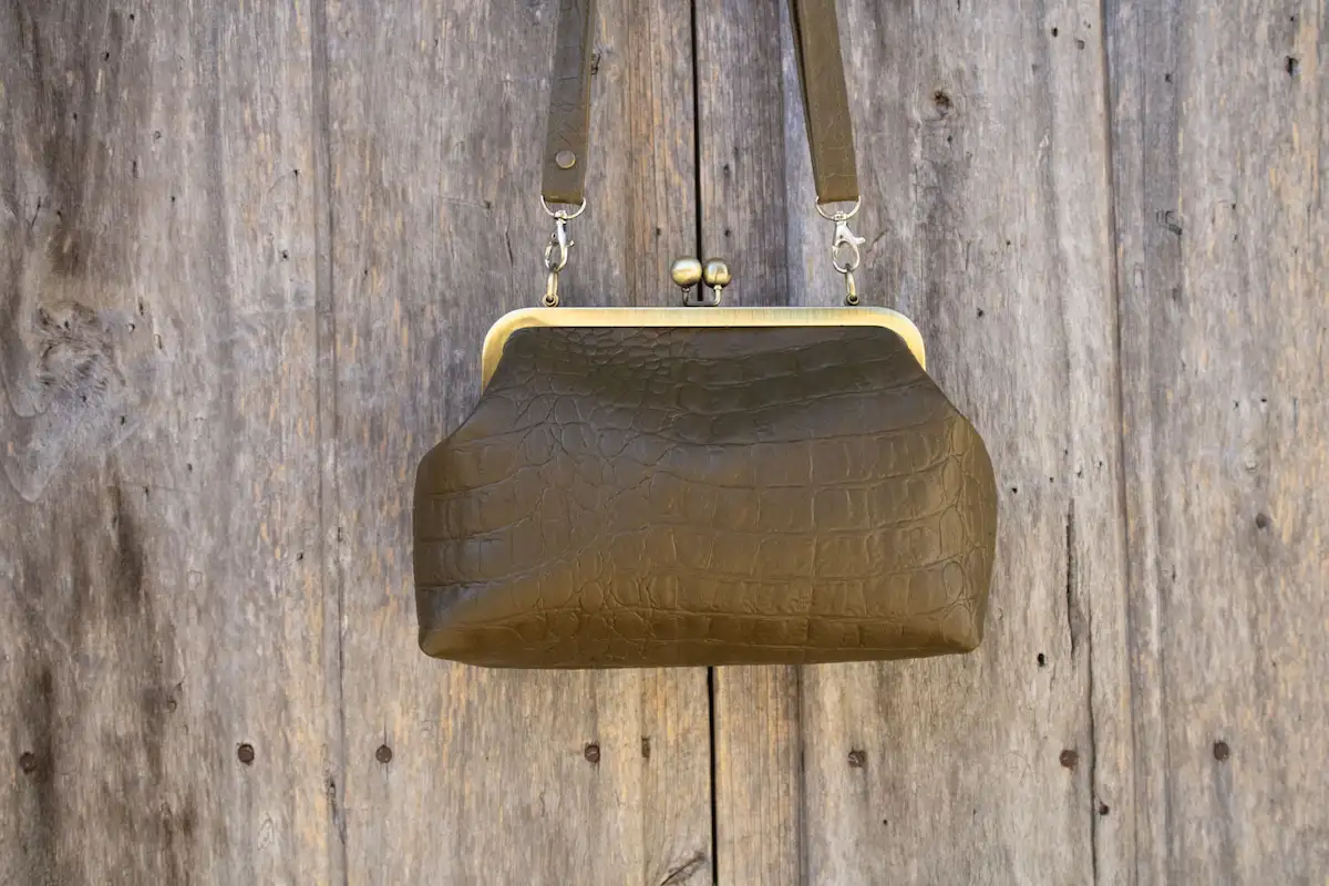 Bolso verde oliva artesanal hecho en Madrid - Leonika Piel