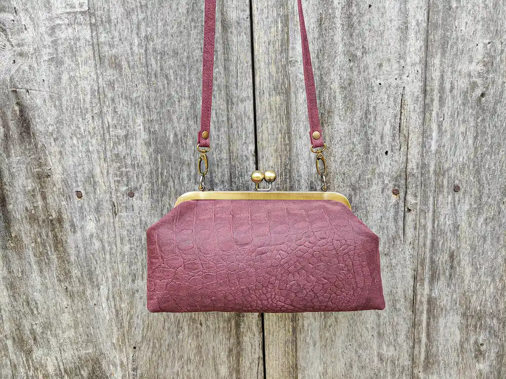 Bolso berenjena boquilla artesanal hecho en Madrid - Leonika Piel