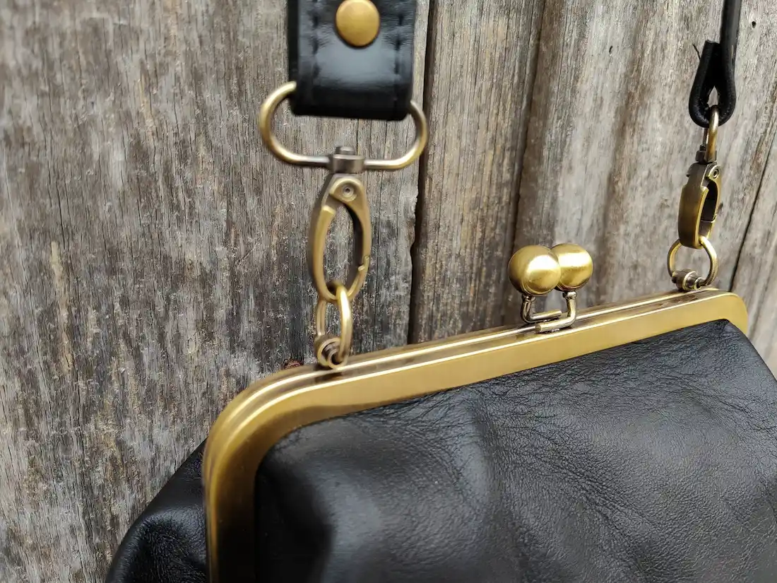 Bolso negro boquilla artesano hecho en Madrid - Leonika Piel