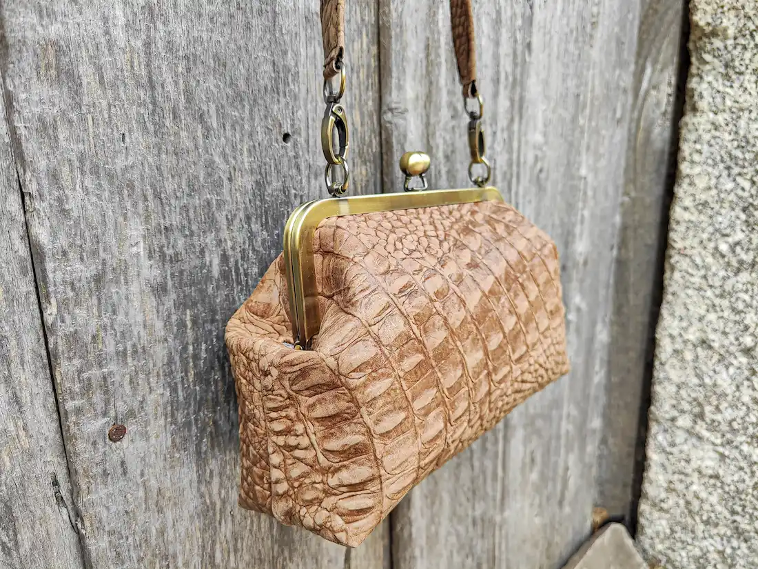 Bolso boquilla piel coco marrón artesanal hecho en Madrid - Leonika Pie