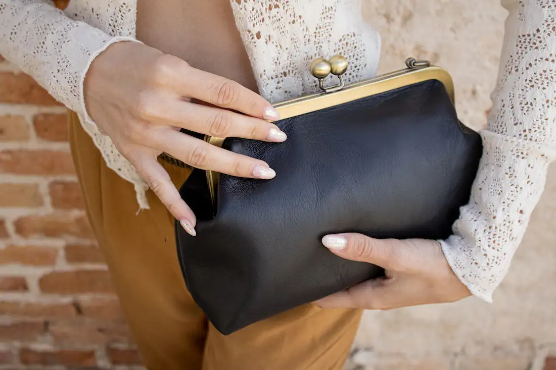 modelo y Bolso negro boquilla artesano hecho en Madrid - Leonika Piel