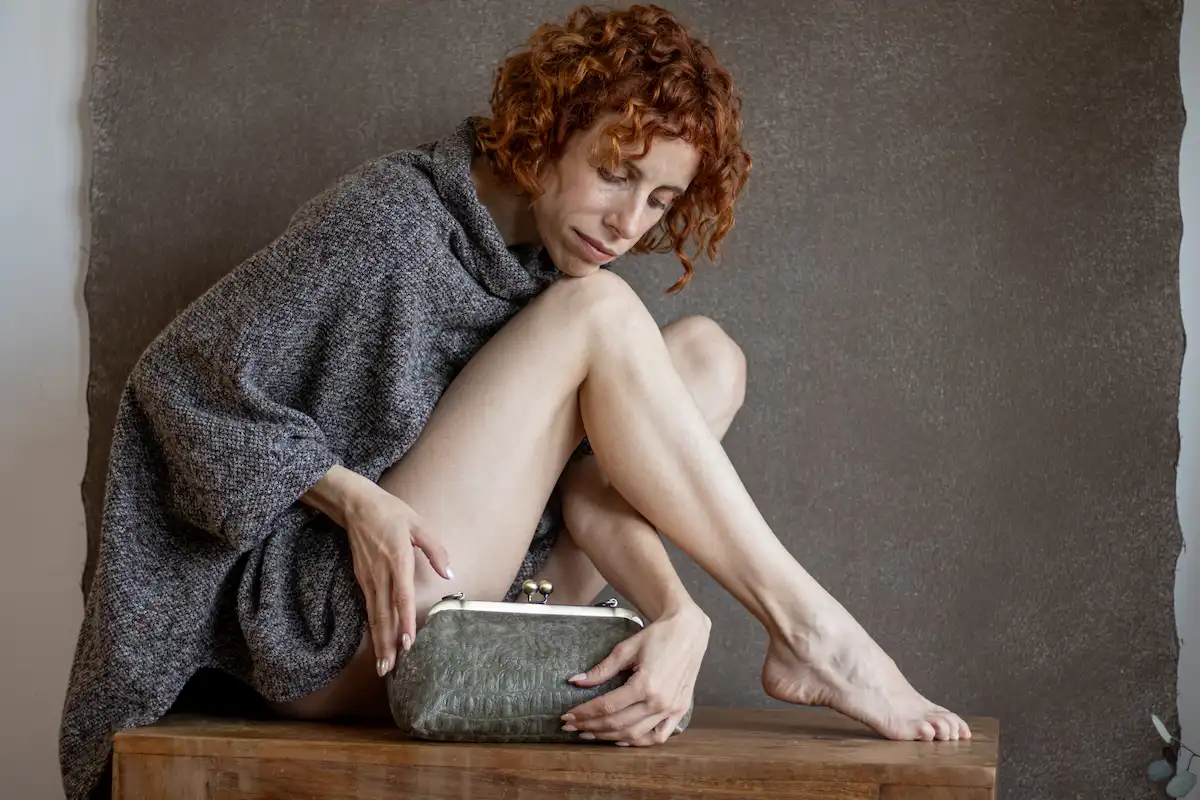 con modelo Bolso verde oliva artesanal hecho en Madrid - Leonika Piel