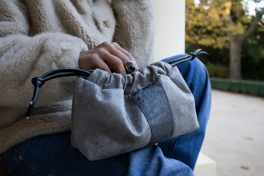 Bolso fruncido de piel gris, bolso gris artesano hecho en Madrid, bolso fruncido artesanal gris hecho en España, artesanía española Leonika Piel