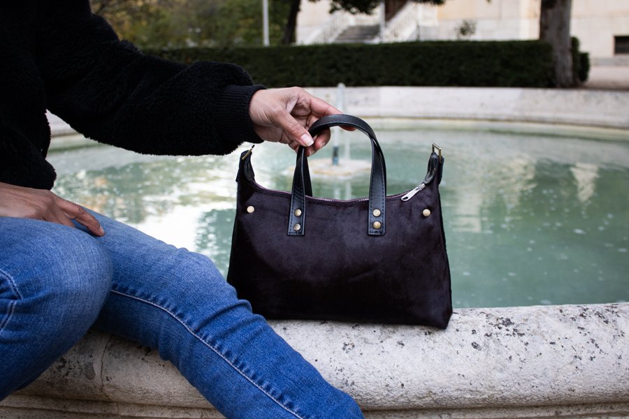 bolso granate de piel, bolso granate con pelo artesano, bolso artesano granate hecho en madrid, bolso negro de piel artesano leonika piel
