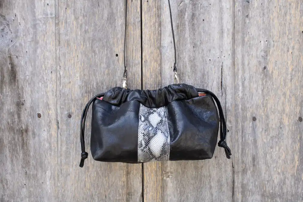 bolso negro pequeño fruncido hecho a mano en Madrid - Leonika piel