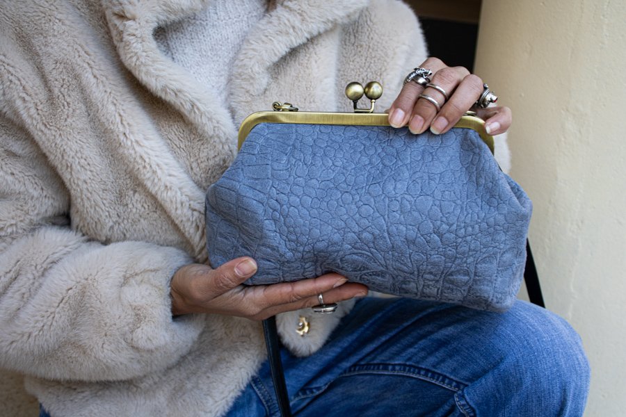 bolso boquilla piel azul, bolso artesano, bolso boquilla pequeño, bolso cuero artesanal, bolso hecho en madrid, moda española, bolso hecho a mano (1)