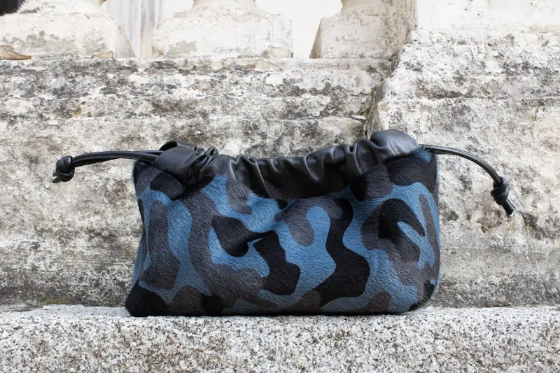 Bolso mediano fruncido estampado camuflaje azul - Leonika Piel