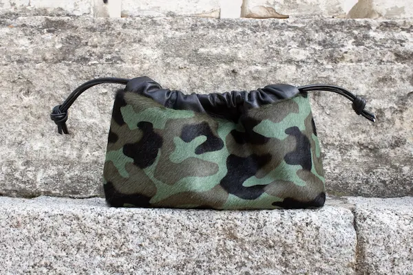 bolso-fruncido-camuflaje-verde-bolso-artesano-con-pelo-pequeno-bolso-artesano-leopardo-bolso-animal-print-hecho-a-mano-leonika-piel